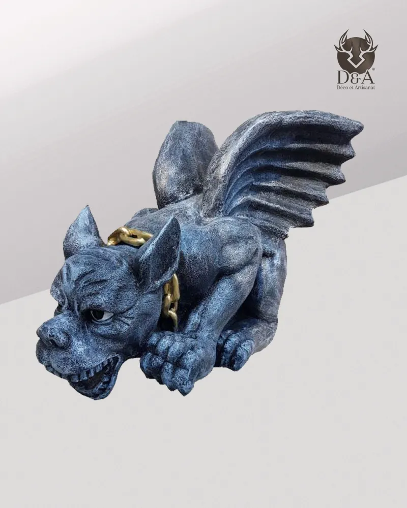 Gargojlov pes leži, muhasta dekoracija