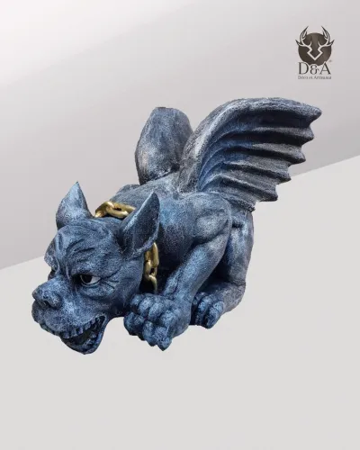 Gargojlov pes leži, muhasta dekoracija