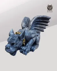 Gargojlov pes leži, muhasta dekoracija