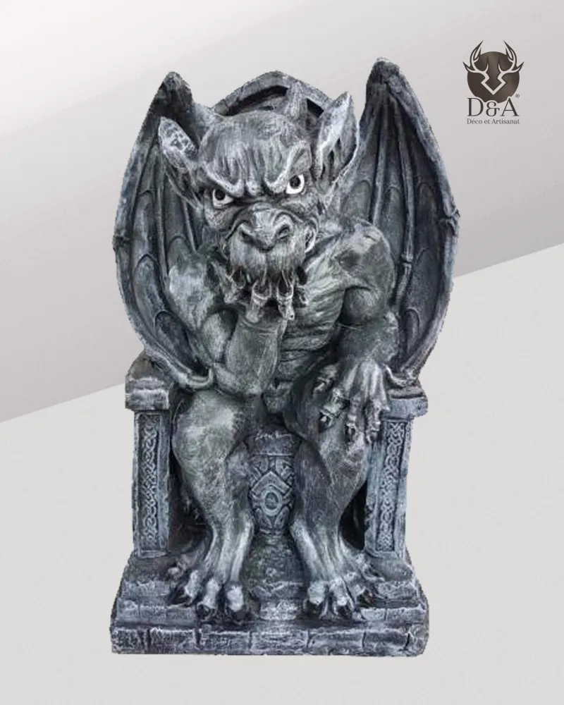 Wasserspeier auf einem Thron. Fantasiedekoration.