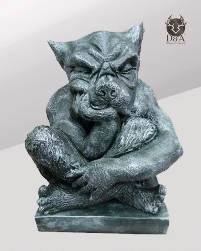 Gárgola con traje, decoración caprichosa.