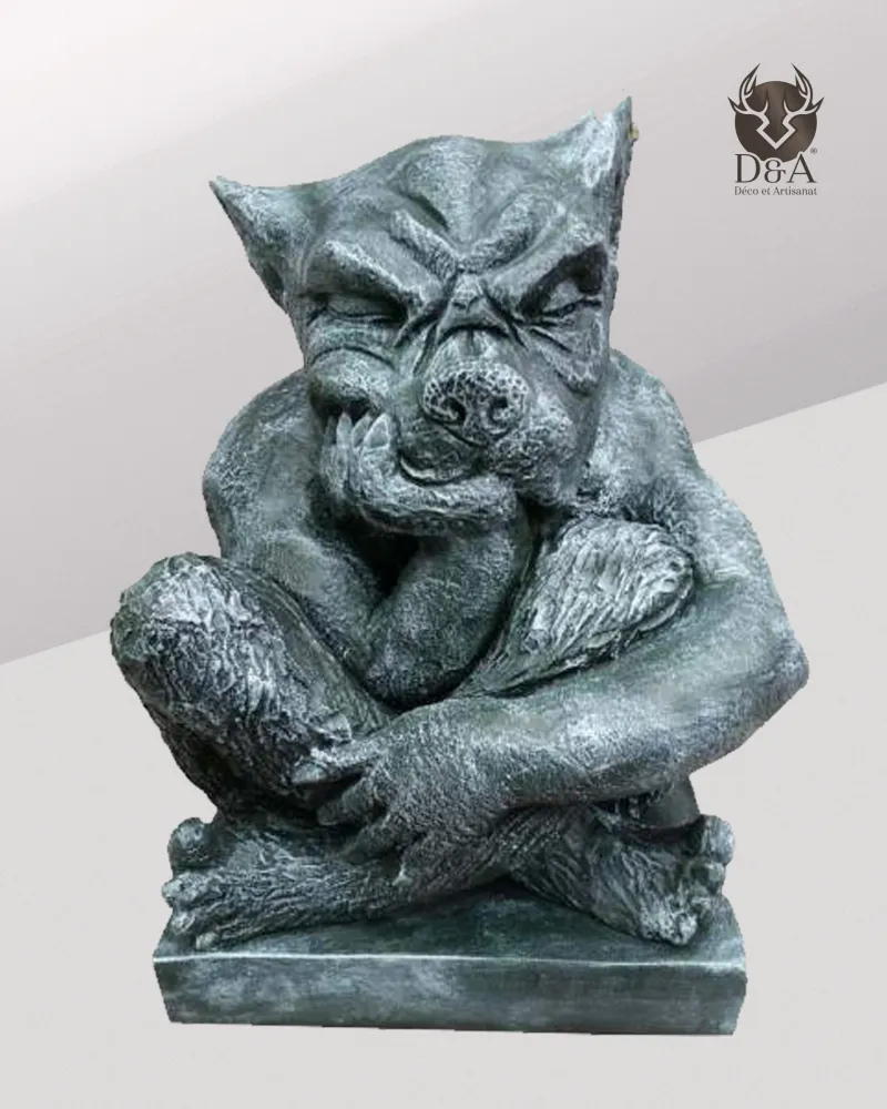 Gárgola con traje, decoración caprichosa.