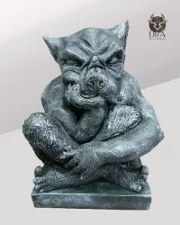 Gárgola con traje, decoración caprichosa.