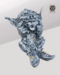 Gargoyle, der die Zunge herausstreckt. Fantasiedekoration.