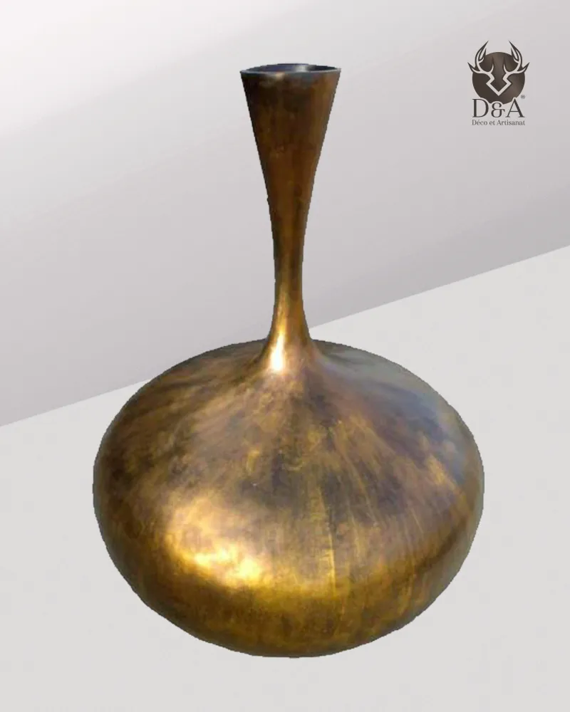 Gran jarrón de bronce, decorativo.