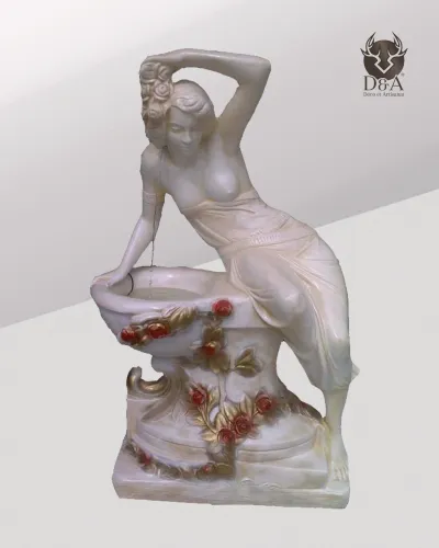 Mujer con fuente decorativa