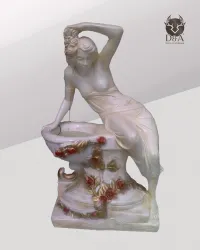 Mujer con fuente decorativa