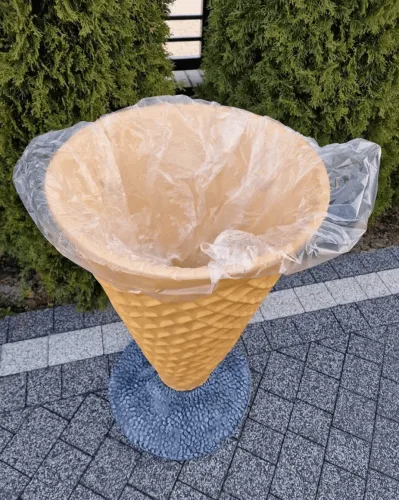 Statua realistica in resina a forma di contenitore per gelato