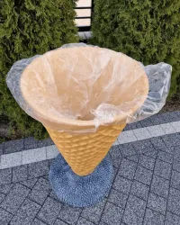 Statua realistica in resina a forma di contenitore per gelato