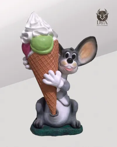 Statua realistica di un topo in resina con gelato