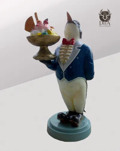 Statua realistica in resina di un cameriere pinguino con una coppa gelato
