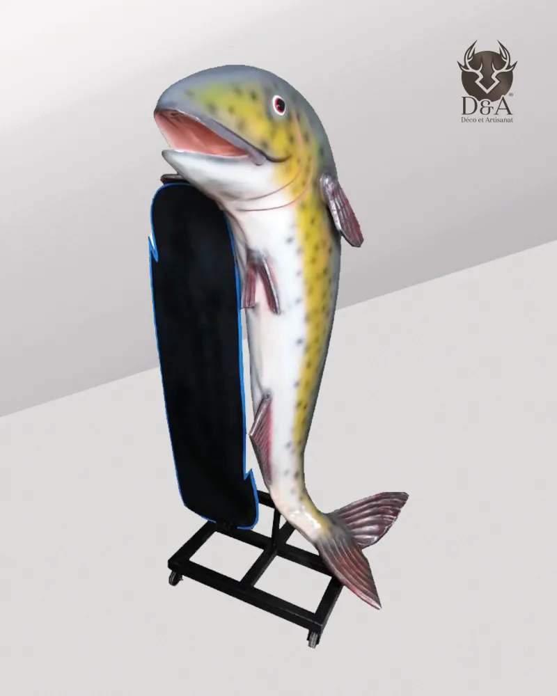 Estátua realista de peixe em resina com placa.
