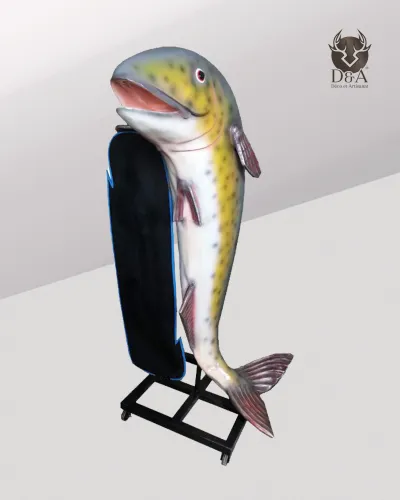 Estátua realista de peixe em resina com placa.