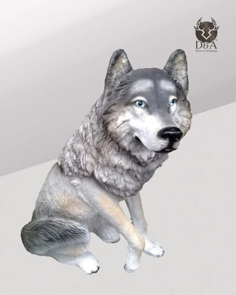 Živali | Realističen kip sedečega volka iz smole