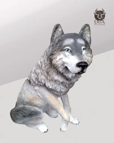 Živali | Realističen kip sedečega volka iz smole
