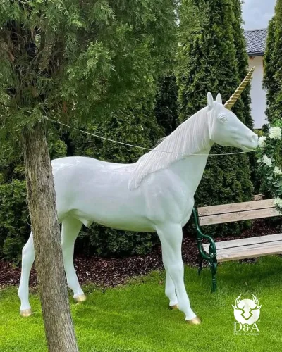 Magnífica estátua de unicórnio em resina, ideal para sua decoração.