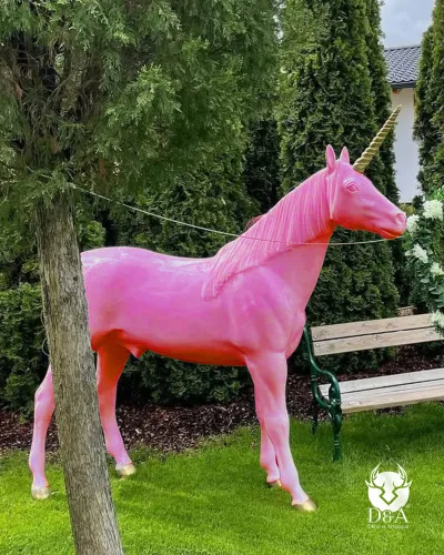 Magnífica estátua de unicórnio em resina, ideal para sua decoração.