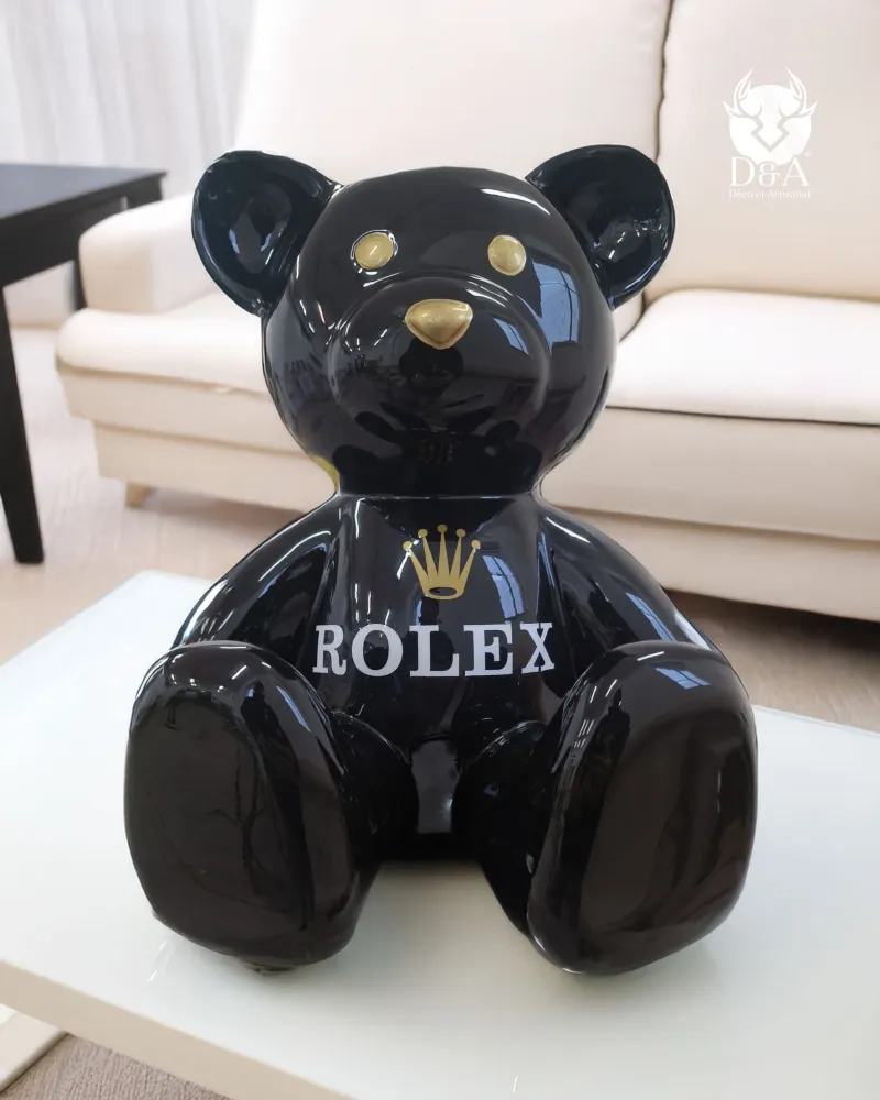 Harsbeeldje van een zittende Rolex-teddybeer, ideaal voor uw interieur.