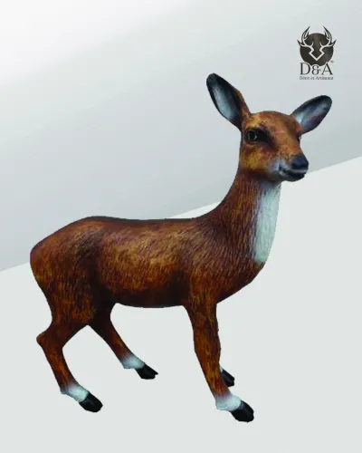 Estátua realista de um veado feita de resina.