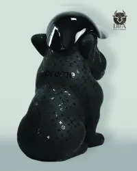 Animal de resina, este Bulldog con gorra negra que lleva el monograma LV