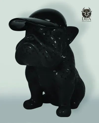 Animal de resina, este Bulldog con gorra negra que lleva el monograma LV