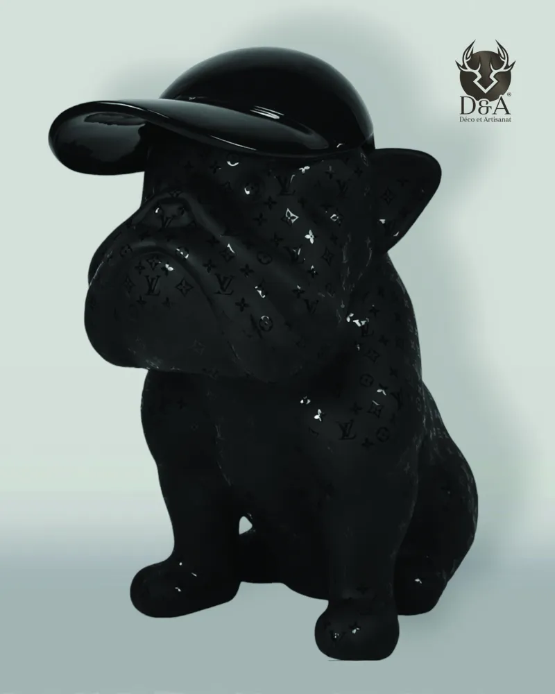 Animal de resina, este Bulldog con gorra negra que lleva el monograma LV