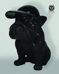 Animal de resina, este Bulldog con gorra negra que lleva el monograma LV