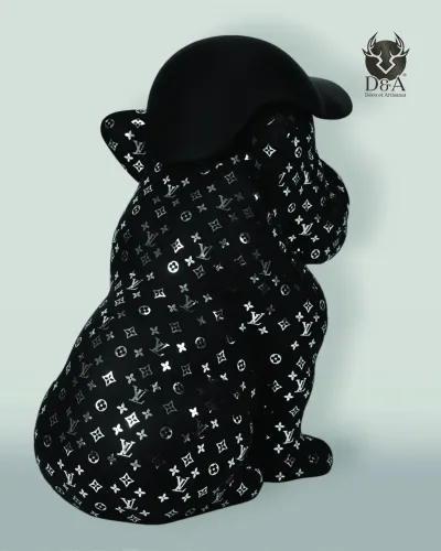Tierfigur aus Kunstharz, diese Bulldogge mit weißer LV-Monogramm-Kappe