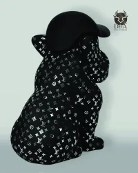 Tierfigur aus Kunstharz, diese Bulldogge mit weißer LV-Monogramm-Kappe