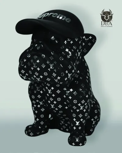 Tierfigur aus Kunstharz, diese Bulldogge mit weißer LV-Monogramm-Kappe