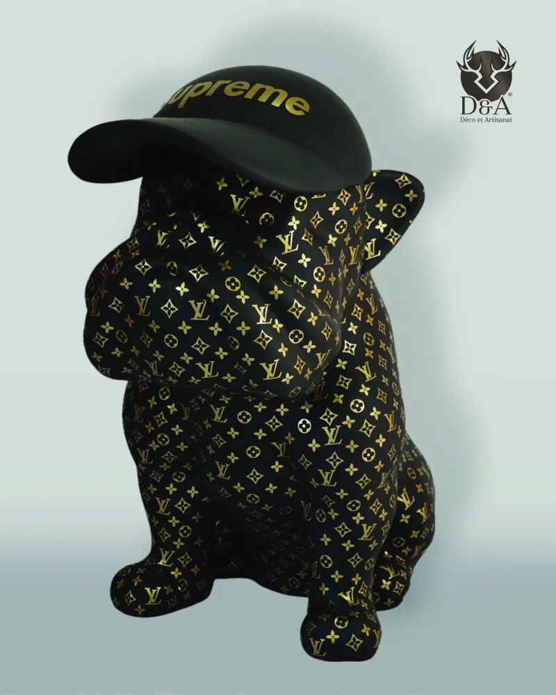 Animais de resina, este Bulldog com um boné dourado com monograma LV.