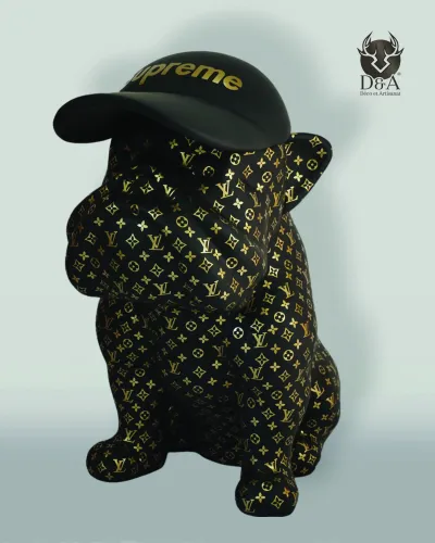 Animais de resina, este Bulldog com um boné dourado com monograma LV.