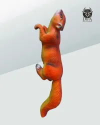 Estatua decorativa de resina de una ardilla colgante realista.