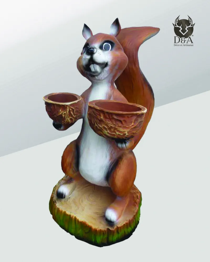 Estatua decorativa de resina de una ardilla realista.