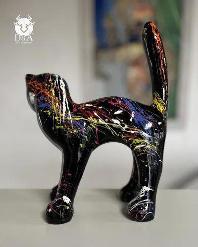 Decoratief beeld en sculptuur van een kleurrijke kat, gemaakt van hars.