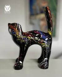 Decoratief beeld en sculptuur van een kleurrijke kat, gemaakt van hars.