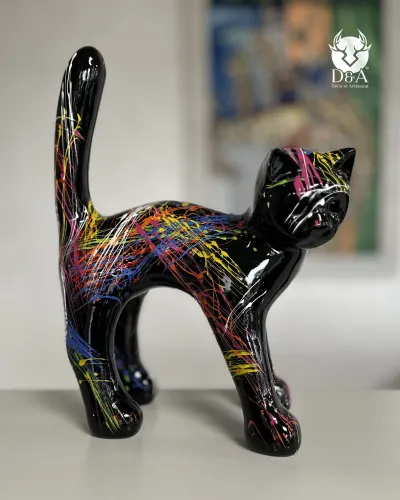 Decoratief beeld en sculptuur van een kleurrijke kat, gemaakt van hars.