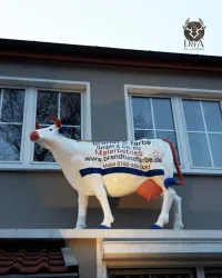 Vaca em tamanho real personalizada de acordo com sua identidade visual ou logotipo.