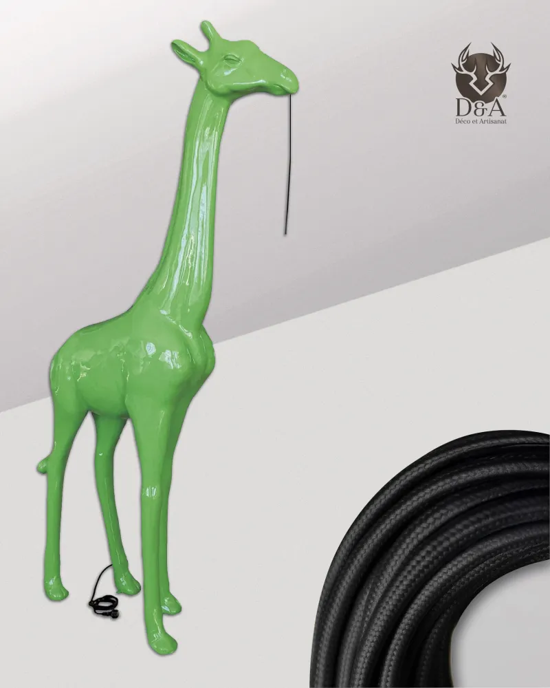XL-Giraffe mit hängendem Kronleuchter – Tiere aus Kunstharz