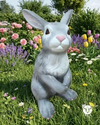 Realistischer Hase aus Kunstharz, ein Schlüsselelement Ihrer Osterdekoration.