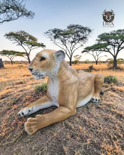 Leona tumbada - Animales de resina realistas