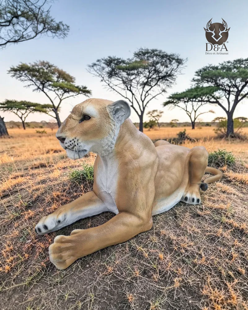 Lionne couchée réaliste