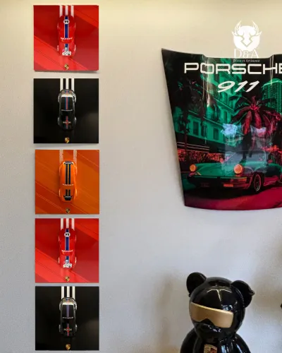 Coche miniatura 911 montado en la pared