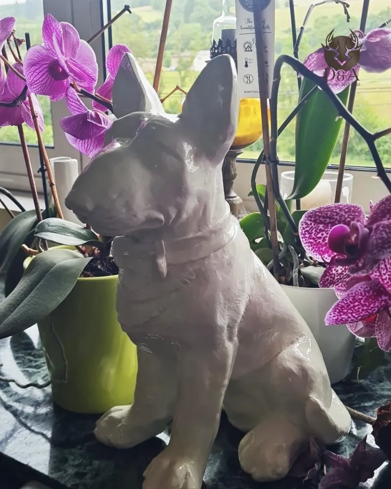 Standbeeld van een bull terrier-hond zittend in hars