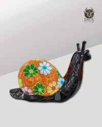 Skulptura polža s cvetličnimi motivi