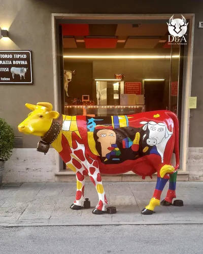 Vache motifs PICASSO en résine pour votre décoration d'extérieur