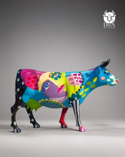 Lebensgroße, künstlerische Kuh, Pop-Art-Design in Pastellfarben