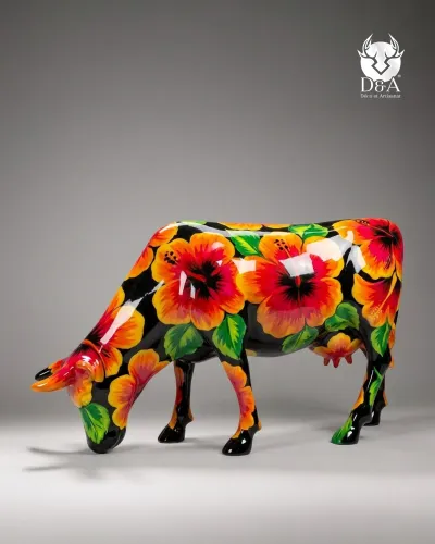 Lebensgroße Hibiskuskuh aus Kunstharz – Farbenfrohe Pop-Art-Skulptur
