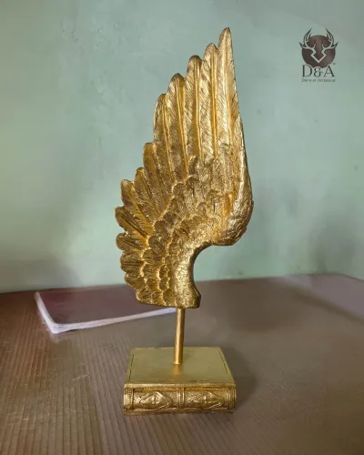 Sculpture aile d’ange dorée – Statue décorative sur socle livre