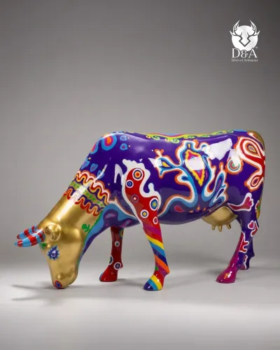 Vaca de tamaño natural de estilo pop art asiático en resina – Escultura de diseño